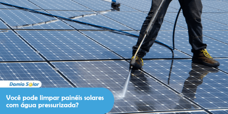 Você pode limpar painéis solares com água pressurizada?
